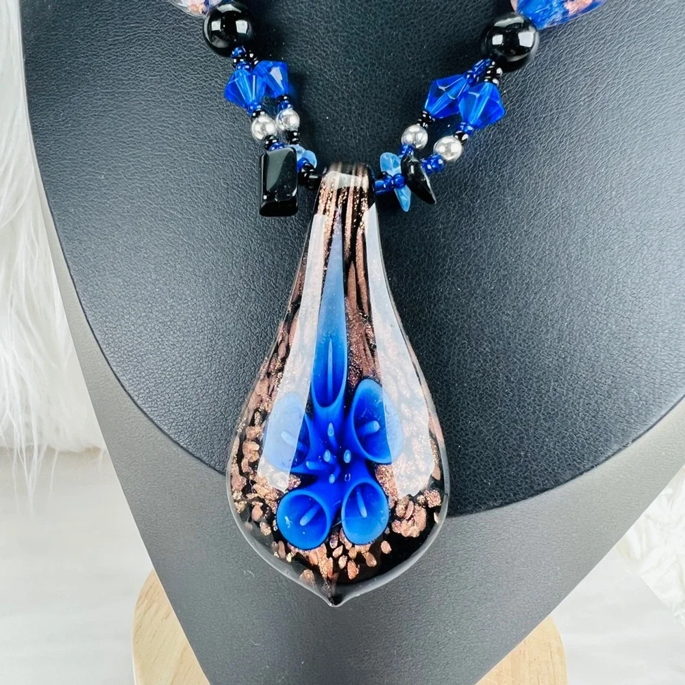 Beautiful, blue black gold glass, pendant costume necklace - Picture 8 of 9